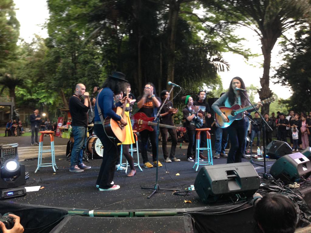 KMF_UNPAD's tweet photo. Penampilan luaaaaarr biasaaaa @thesigit!! Terima kasih @ffwdrecords @loubelleshop http://t.co/9KzQHSggDx