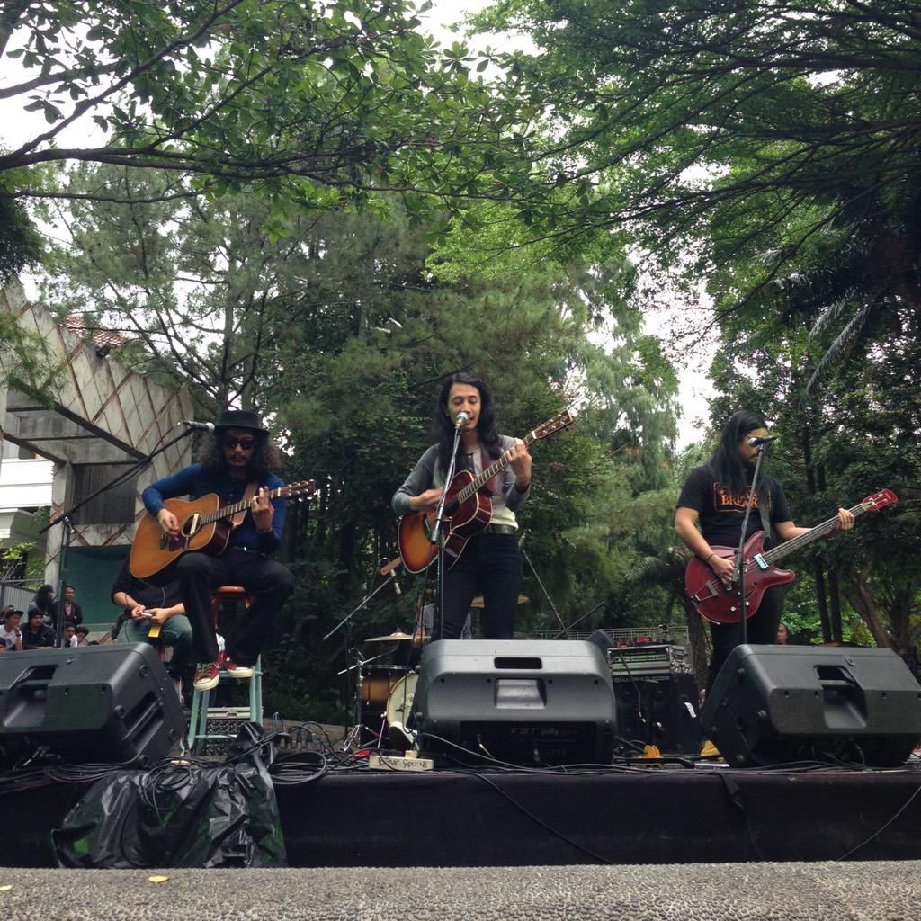 KMF_UNPAD's tweet photo. Penampilan luaaaaarr biasaaaa @thesigit!! Terima kasih @ffwdrecords @loubelleshop http://t.co/9KzQHSggDx