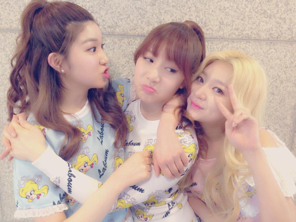 officialLABOUM's tweet photo. [#ZN #소연 #해인] 맏언니도 잘 따르고 막내라인도 잘챙기는 기특한 라붐의 중간라인 셋!! http://t.co/0EfH1fbw0t