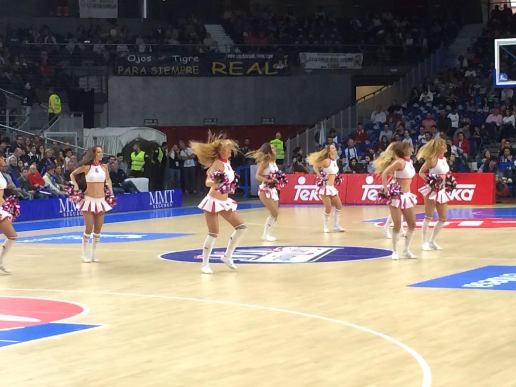 Madrid_Indo's tweet photo. Wohooooo!! 😍😝 RT @RMBaloncesto: Tiempo para las #RMCheers #VamosReal http://t.co/m5hDbXsHtQ