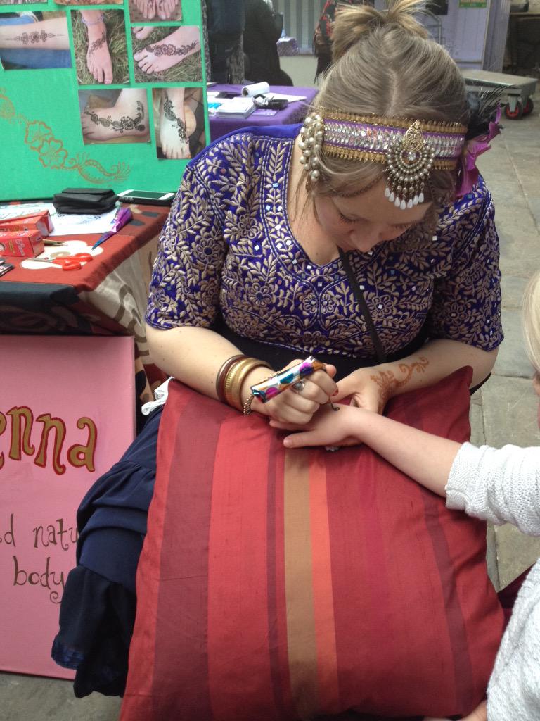 claraclutter's tweet photo. Henna natural body art with Carli next stale to @abvylib http://t.co/sDBooJkvUJ