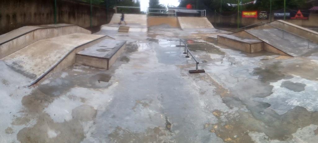 Sbntar lagi skatepark bakal kering nih .. Yg mau maen abis magrib aja ..