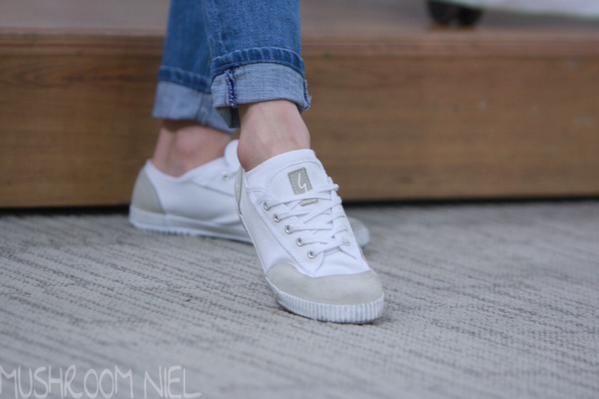 TEENTOPSTYLE's tweet photo. [틴탑스타일] 니엘(@AH_NIEL_)'s [FEIYUE] FE LO PLAIN II WHITE shoes. 79.000 won 

Niel's pic cre: mushroom0816 http://t.co/X8vQEPrtt0