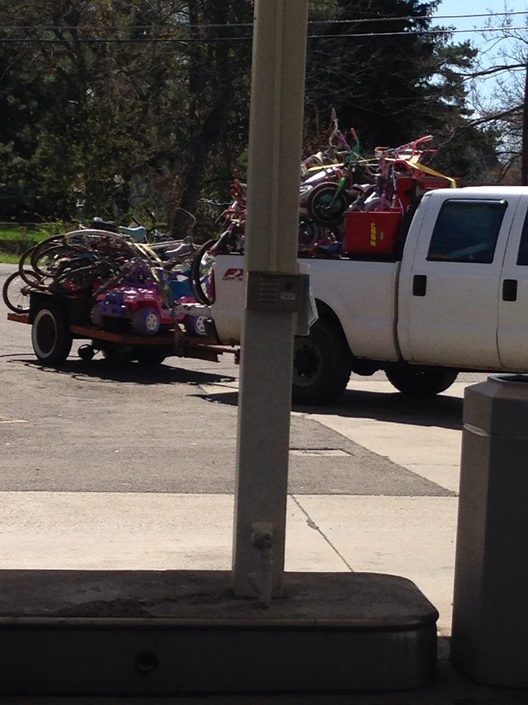 DustinHardesty1's tweet photo. def: Trailer Trash
#ThatsAHorder
#HeNeedsAnIntervention
#12StepProgram
#HeNeedsYourHelp🙏 http://t.co/cdKgAkMPDa