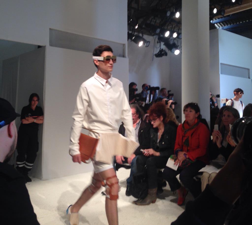 BettyLeMellay's tweet photo. 30e edition du #festivaldemodeetdephotographiedehyeres coup de coeur pour la styliste #sophieharand #xxxh http://t.co/IdjrUjH6oI
