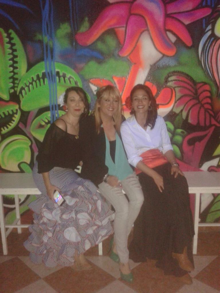artesanoFJ's tweet photo. Felices @artesanoFJ  gran noche de feria gracias todos los artesaner@s que nos quieren y a los que no también besosss http://t.co/39S72Bo0CO