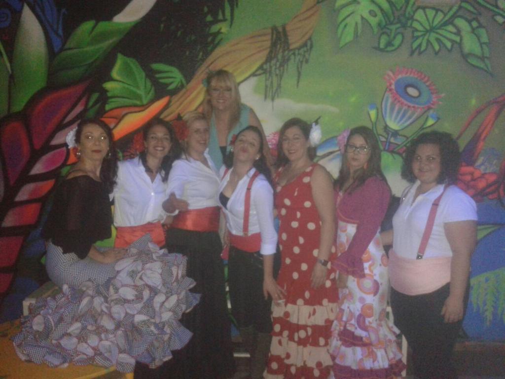 artesanoFJ's tweet photo. Felices @artesanoFJ  gran noche de feria gracias todos los artesaner@s que nos quieren y a los que no también besosss http://t.co/39S72Bo0CO