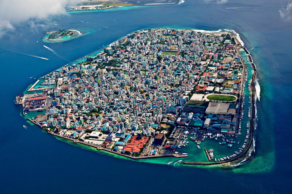 curiositymaluli's tweet photo. Male, la capital de Maldivas, es la ciudad más densamente poblada del mundo. Un espanto! http://t.co/9HMgX9Ybhb