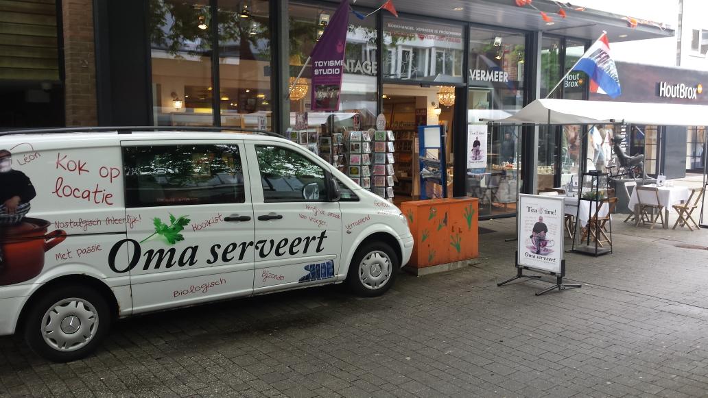 omaserveert's tweet image. Gezellige drukte bij boekhandel Vermeer in Emmen. #vanklieknaarsjiek