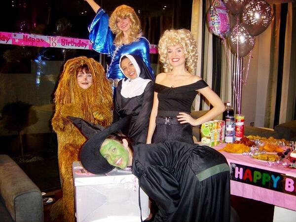 jessicacaca7's tweet photo. 5 years ago in honour of @DanielleHope26's bday! 😂🙈 @stephfearon82 @SophieEvans1993 @Laurensamuels88 @Stephdavis77 http://t.co/rY9pUv3KA9
