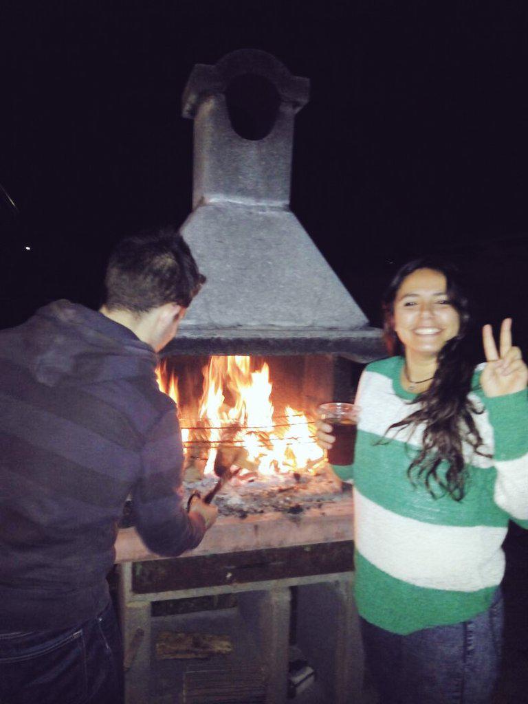 MarriaGonssalez's tweet photo. Bien de barbacoa 👌👌 
#casar'15 #volveremos #biomédicosporelmundo http://t.co/wMqQsfW0KI