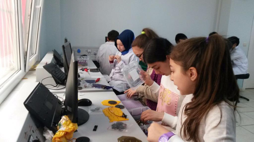 urotamcom's tweet photo. Libadiye Çocuk Akademisi öğrencileri ile Çizgi izleyen robotların dizaynına başladık..
@uskudarbld
#robot #usgem http://t.co/6rhw8nqoEp