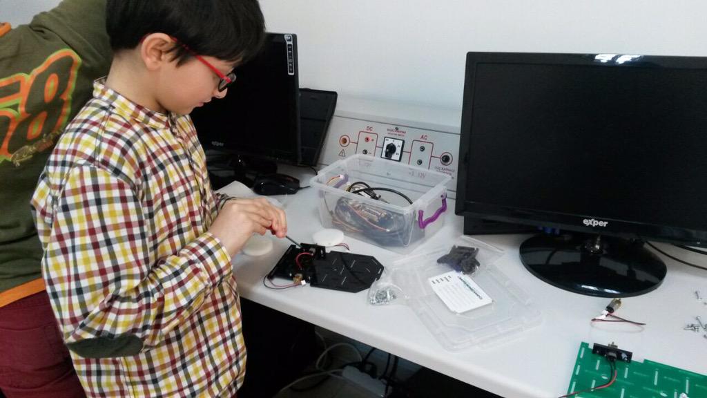 urotamcom's tweet photo. Libadiye Çocuk Akademisi öğrencileri ile Çizgi izleyen robotların dizaynına başladık..
@uskudarbld
#robot #usgem http://t.co/6rhw8nqoEp