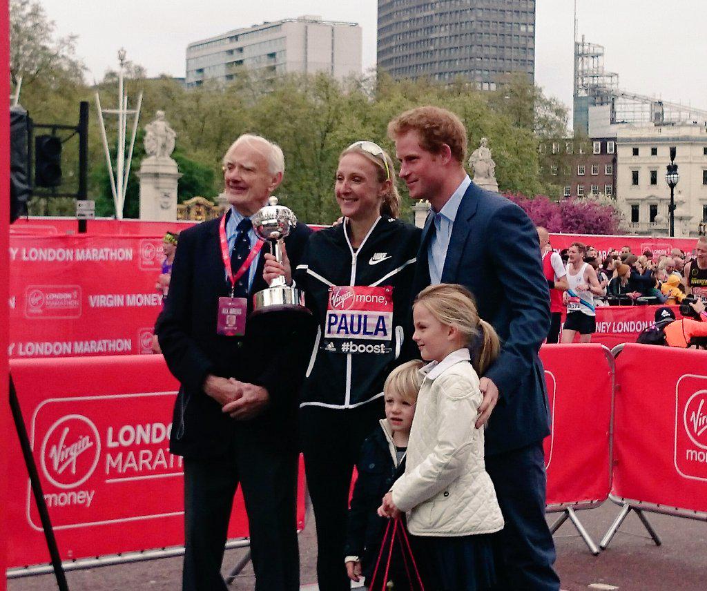 KensingtonRoyal's tweet photo. HRH then presented @paulajradcliffe with the inaugural #LondonMarathon lifetime achievement award. http://t.co/fdRnSR8c6o
