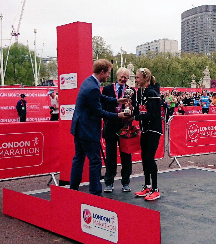 KensingtonRoyal's tweet photo. HRH then presented @paulajradcliffe with the inaugural #LondonMarathon lifetime achievement award. http://t.co/fdRnSR8c6o