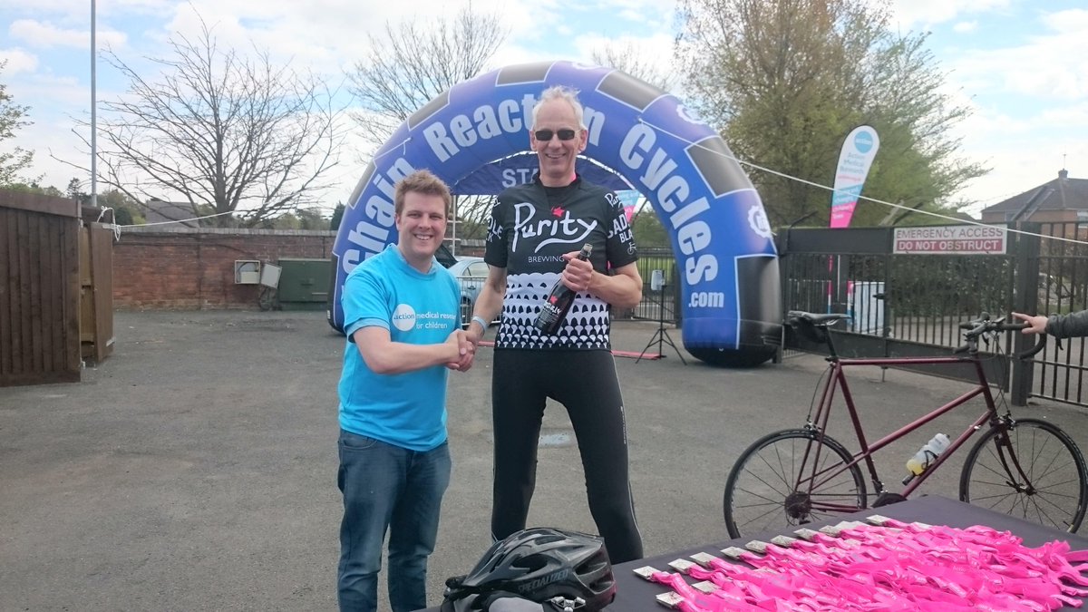 amr_events's tweet photo. Top fundraiser Jonathan Holliday at @Chain__Reaction finish on #Warwickshire100 with Beer &amp; Jersey donated @Purityale http://t.co/52H39MqeUS