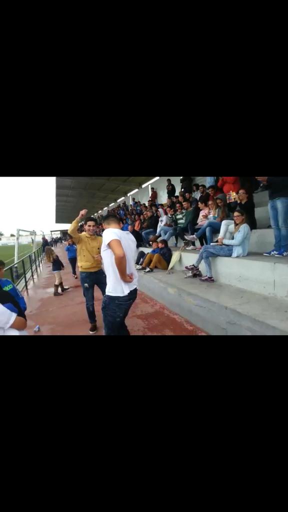 panpriwada's tweet photo. Las bailaoras mas gitanas no son nada comparado con mi compare @daniwada89 y yo bailando por sevillana!!! http://t.co/RrJDodvQdg