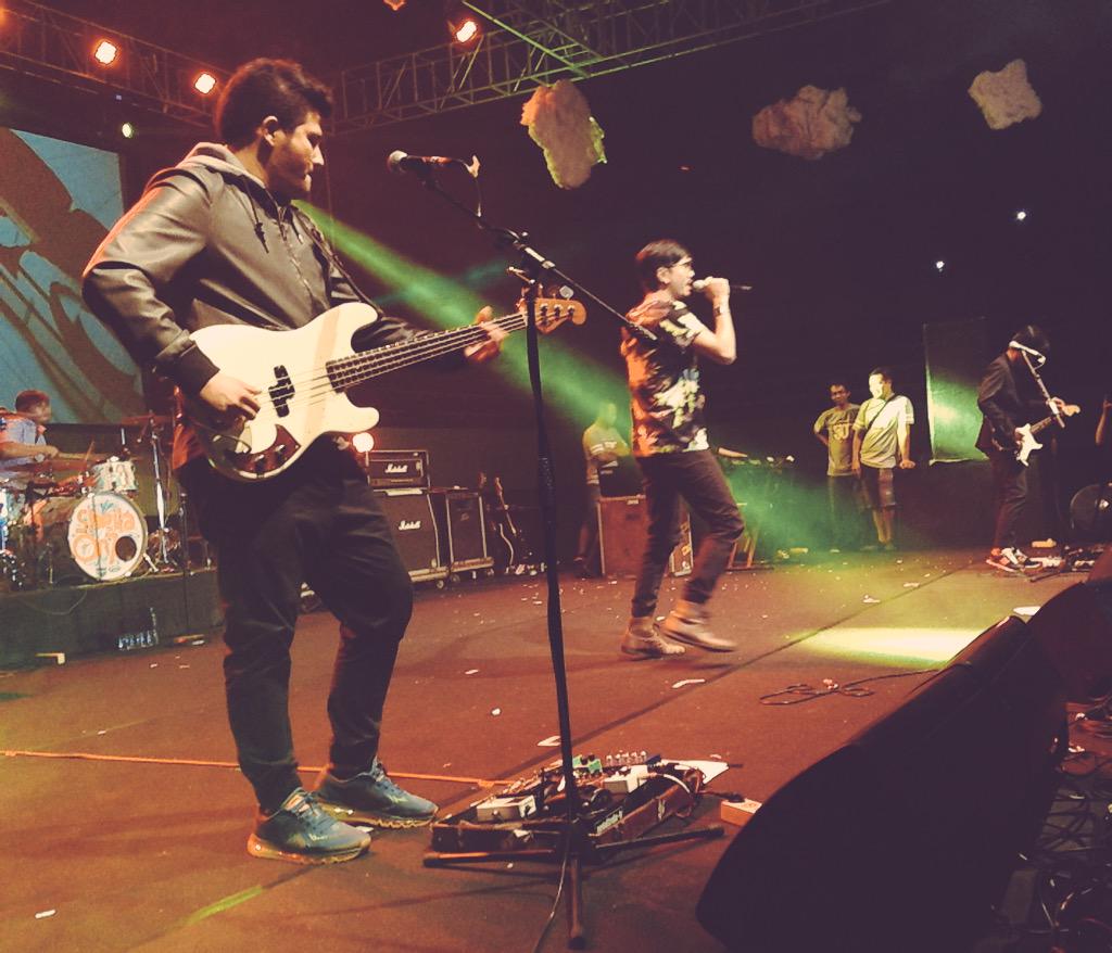 sheilaon7's tweet photo. #latepost #presentbreak2015 - @adamsubarkah pembetot bass, kalem dan penuh wibawa π http://t.co/R1sF6fHHBD