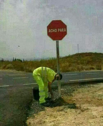LeonciaCc's tweet photo. Este es el tipo de señales de tráfico que te encuentras por Extremadura... http://t.co/J0xxIX8KgH