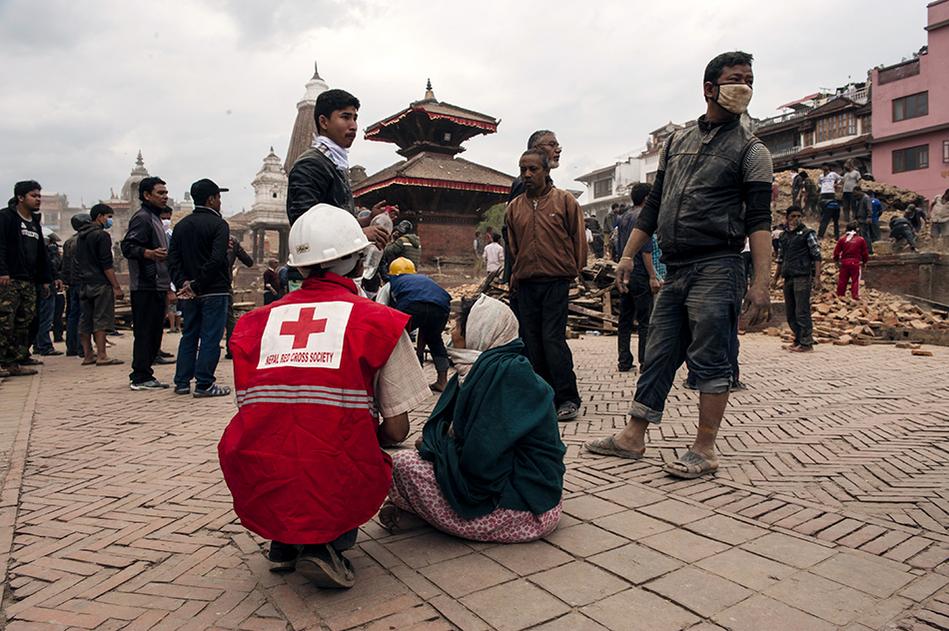 CruzRojaEsp's tweet photo. #TerremotoNepal Hace falta ayuda. Envía AYUDA al 28092 o llama al 902 22 22 92 http://t.co/whSFCshUNn