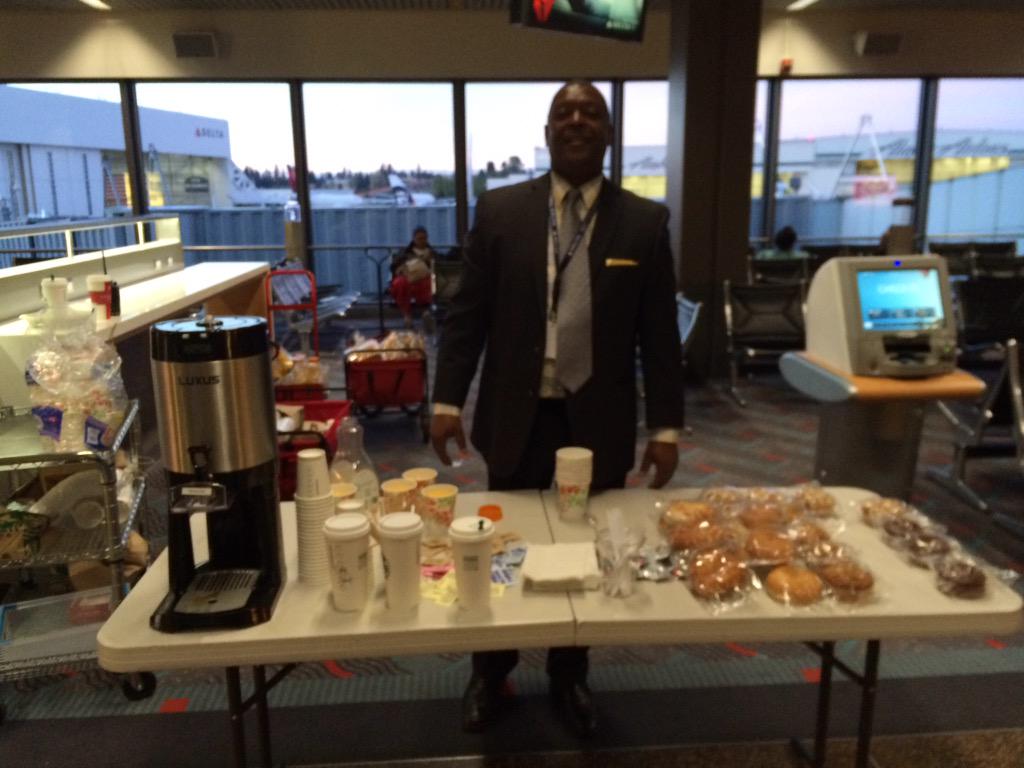 QuantEcologyABC's tweet photo. Thanks for the complimentary breakfast, @Delta! You're awesome! #deltaseasurprise http://t.co/Q8xYmqzmOU
