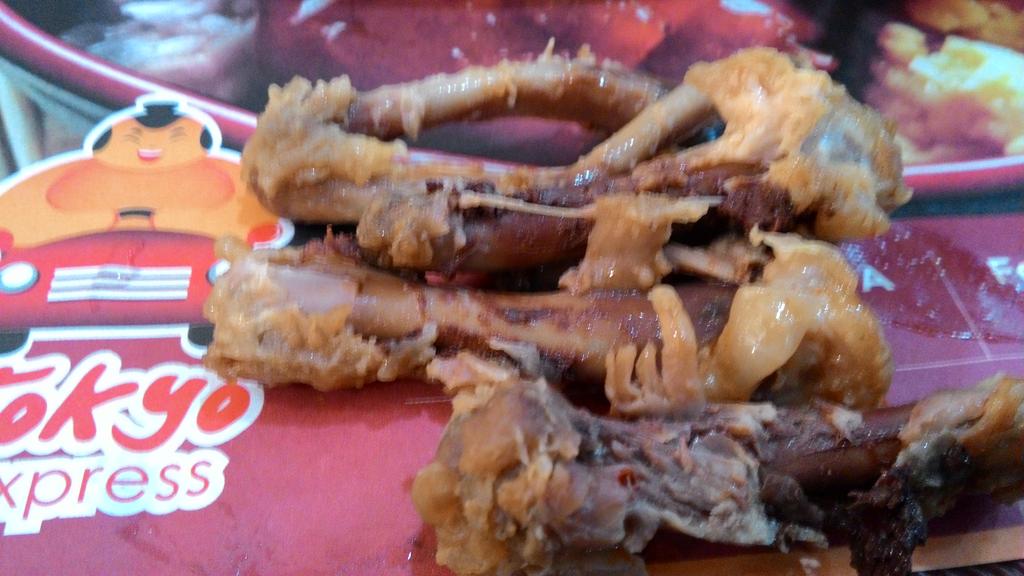 birddeckz's tweet photo. @tokyoexpressidn chicken wing kaya Blum matang, ditulangnya kaya ada darah. http://t.co/AydN0u7J1A