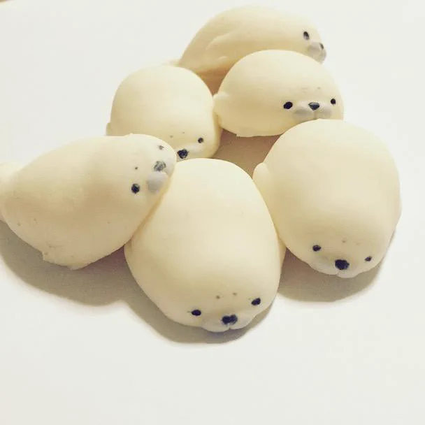 おいしそうｗｗｗでも食べられませんｗｗｗアザラシのフィギュアｗｗｗ