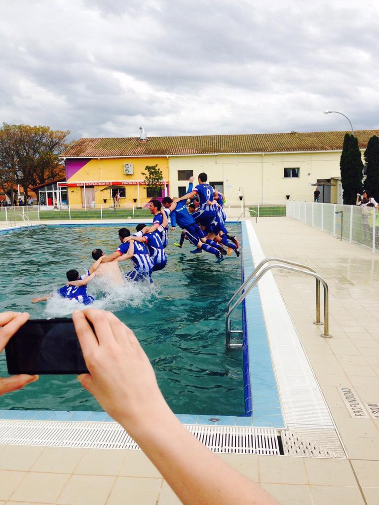 CadreitaCF's tweet photo. Gran celebración ayer del ascenso con baño incluido, Somos de Preferente!!! http://t.co/yrkQJGCCu8