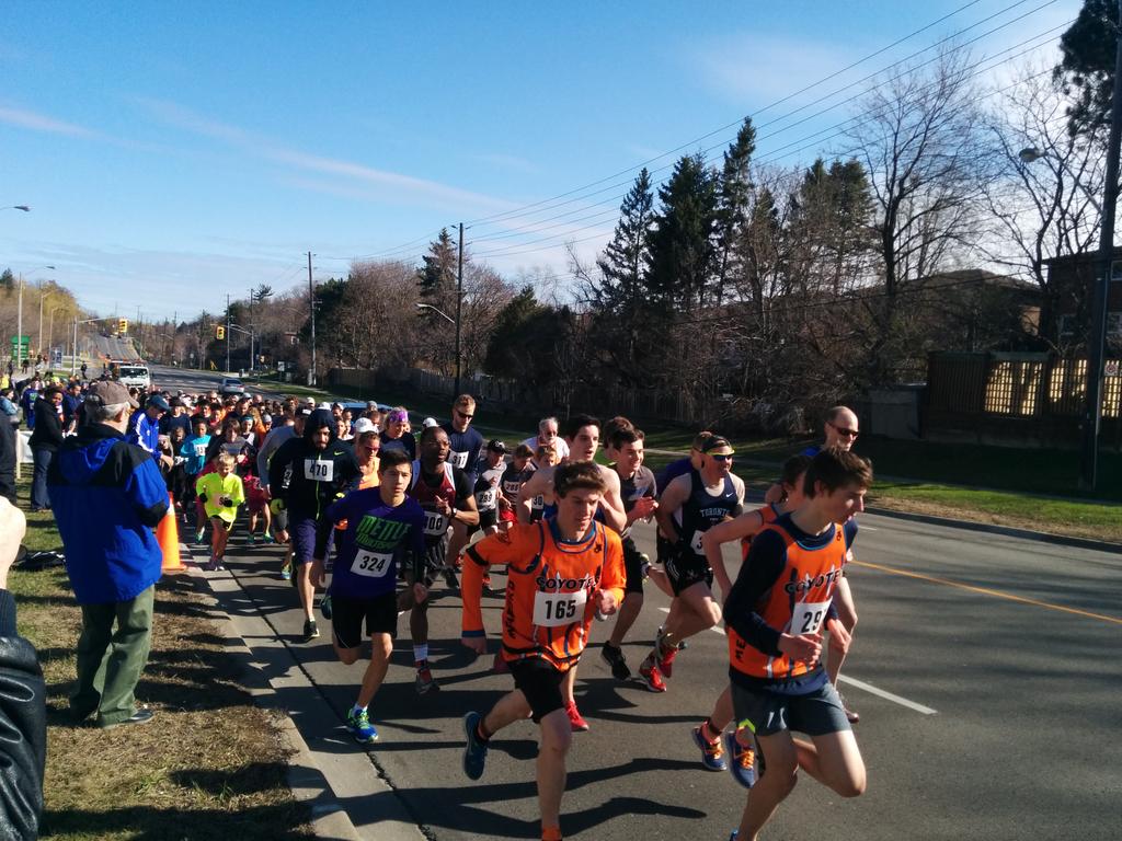 cmccnews's tweet photo. And the 5K runners are off! #backsinmotion #CMCC2015 http://t.co/qebHdG5f9k