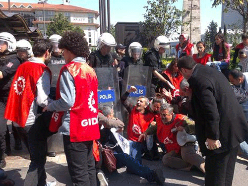 Divan Otel önünde oturma eylemi yapan DİSK Gıda-İş üyesi direnişçi işçilere polis cop ve biber gazı ile saldırdı...