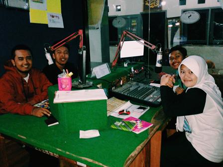 Simfonifmmalang's tweet photo. Viola &amp; Deddy Barengan @Dimas_choirul yg beruntung bisa siaran di simfoni fm http://t.co/QAlh4m0afC   @infoUINmaliki http://t.co/ZX8jTvL3GN