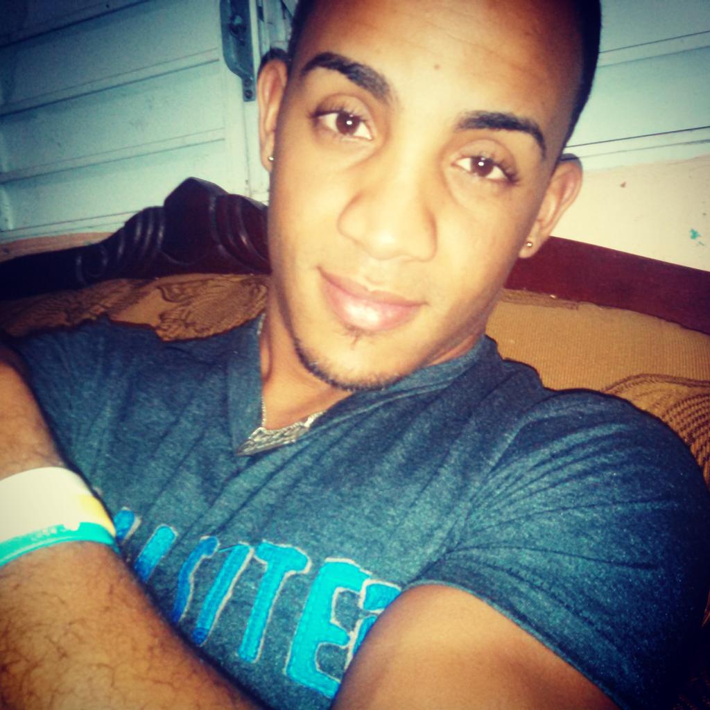 fikibley's tweet photo. "Un hombre vale la pena, cuando quiere, valora y lucha por una sola mujer, http://t.co/P7LWhY1Usn