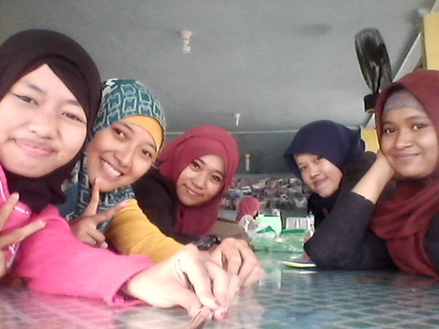 AdawyaR's tweet photo. Bertemu kalian ♡♡ keluarga cilacap @aiQha34 @miyummy30 @Ley_oo http://t.co/LKR05FqyNr