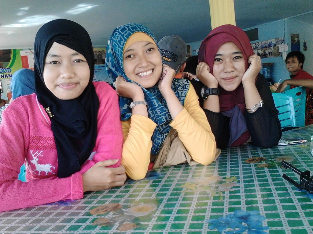 AdawyaR's tweet photo. Bertemu kalian ♡♡ keluarga cilacap @aiQha34 @miyummy30 @Ley_oo http://t.co/LKR05FqyNr