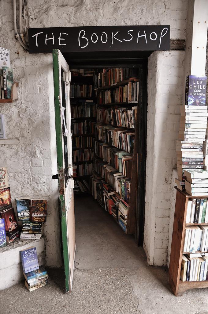 Lecturalia's tweet photo. Una tienda de libros puede ser más lujosa o más modesta de apariencia, lo importante siempre será lo que contiene. http://t.co/ZWmOcbbvaB