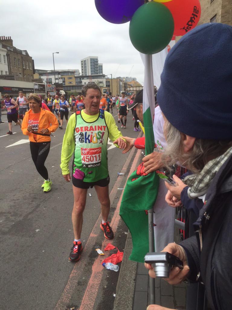 david_rhys's tweet photo. My Dad at the 21 mile mark!
#myhero #soproud #only5more http://t.co/RNo195xtGB