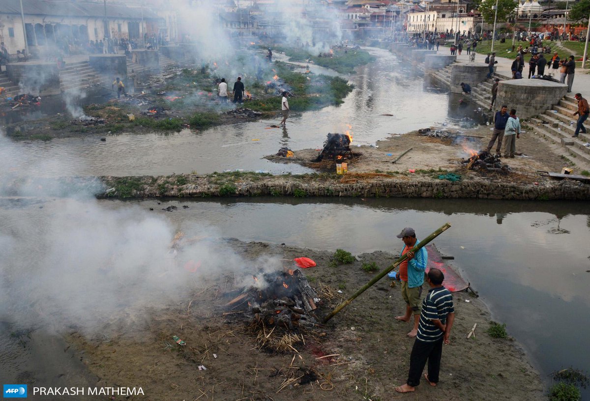 alex_ogle's tweet photo. People burn the bodies of earthquake victims at a mass cremation in Kathmandu @AFPphoto http://t.co/lqcpuE5Jfu