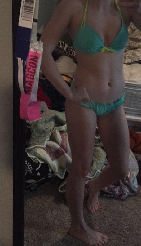 Bestboobsaround's tweet photo. 72° and her small tits are hot😍 http://t.co/jGvdsLpxCU