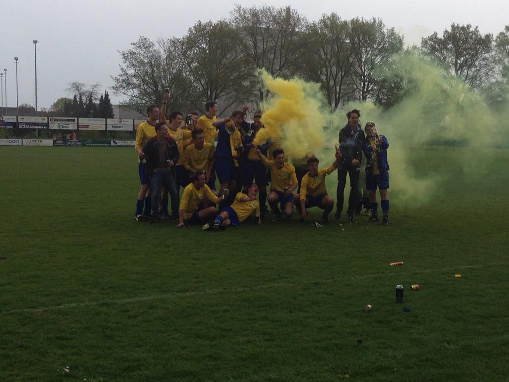 GuusWijfje's tweet photo. @blauwgeel38 14 kampioen! 2-0 winst. 100ste doelpunt valt sowieso volgende week thuis tegen scmh. #wijzijnniebang http://t.co/PrPaufHxmf
