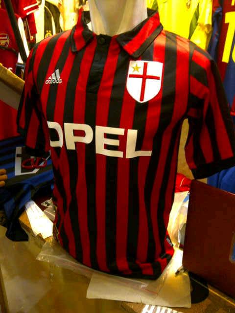 Retro_Sport's tweet photo. Kata siapa yg Jadul ga keren nih cobain Jersey jadul #Milan dijamin makin ketje deh, monggo 😱 Cc: @SerieA_Lawas http://t.co/wIiwXmpB1X