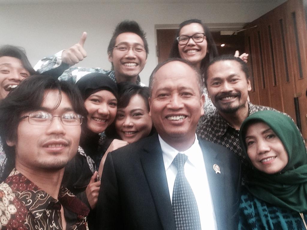 WMuziasari's tweet photo. Selfie @PPIFinland bareng Pak Nasir @menristekdikti http://t.co/8mLc3w6J4R