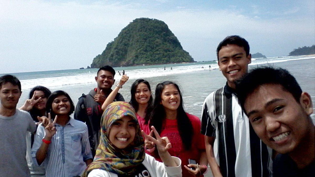 CRAVEBACKSMADA's tweet photo. kita udah nyampek pulau merah kakak! latepost bgtz~ http://t.co/Nq7oAiEe0L