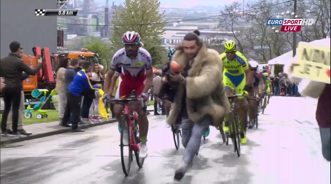 Attaque de Zlatan Ibrahimovic en manteau de fourrure avec un bébé dans les mains ! #LBL