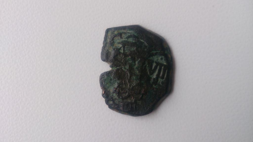 elninhowey's tweet photo. @ForoImperio @Numismatica1 alguien me puede ayudar a identificar esta moneda?creo q es de Felipe iv algún maravedís http://t.co/qcuFlulcqM