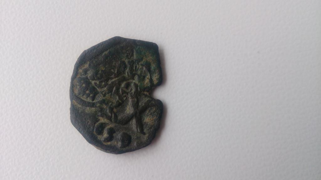 elninhowey's tweet photo. @ForoImperio @Numismatica1 alguien me puede ayudar a identificar esta moneda?creo q es de Felipe iv algún maravedís http://t.co/qcuFlulcqM
