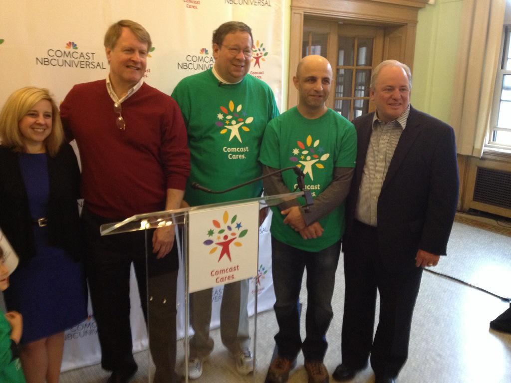 ACE_Innamorato's tweet photo. At the Sarah Heinz House with @ErinMolchany @USRepMikeDoyle &amp; @comcast's David Cohen on Comcast Cares Day yesterday http://t.co/0MsBkJKiO8