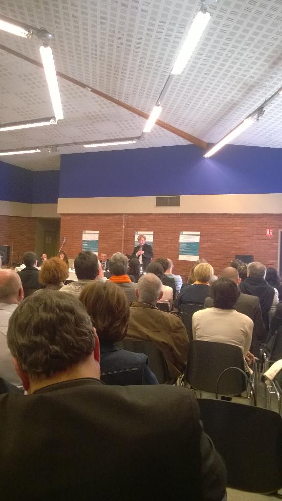 Kulteuro's tweet photo. .@MFESNEAU lance les discussions de cette Conférence-débat sur les enjeux liés aux nouvelles régions #AuRAMoDem http://t.co/rqcSm7jsyj