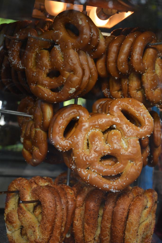 WaltDisneyWorld's tweet photo. Happy #NationalPretzelDay! Who’s celebrating with a #Mickey pretzel? http://t.co/9j079A9Hko