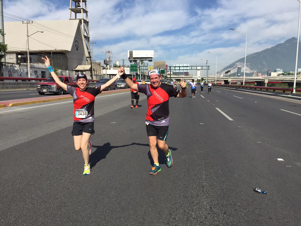 elvalhalla's tweet image. @Runaticos les comparto foto de dos runaticos en el #21kmonterrey