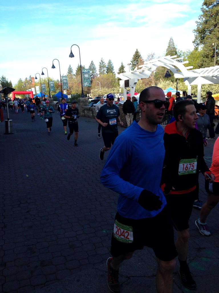 RunningBend's tweet image. Bend marathoners coming thru downtown. Miles to go! @bendmarathon #inBend
